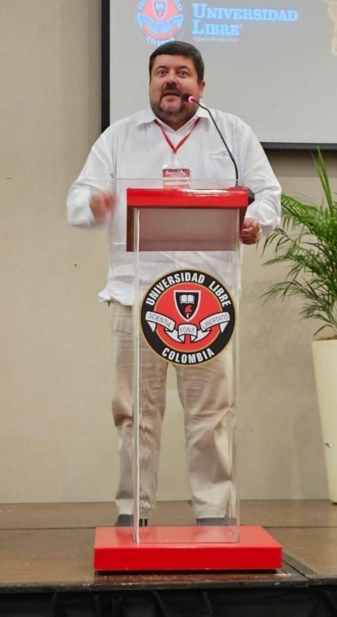 Cristóbal Dobarro en una ponencia sobre mediación en la Universidad Libre de Colombia